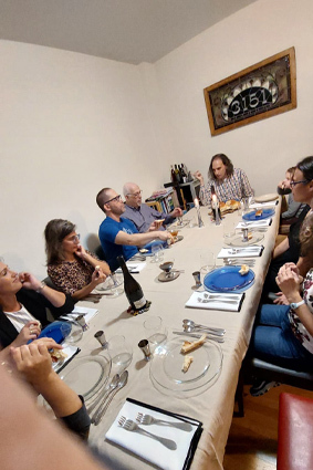 מסביב לשולחן החג, חוגגים את ערב ראש השנה בניו יורק