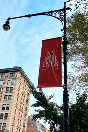 צילום של שלט ועליו כתוב New York for ever
