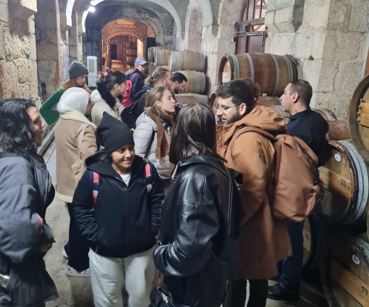 החוג להיסטוריה בשטח מהפאב לצלחת1