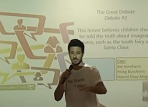 סטודנט משתתף באירוע מחלקתי ה-Great Debates