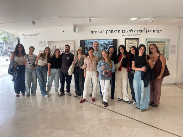 קבוצות ההדרכה של חן ואיריס בצפייה במחזה אוי אלוהים.jpg