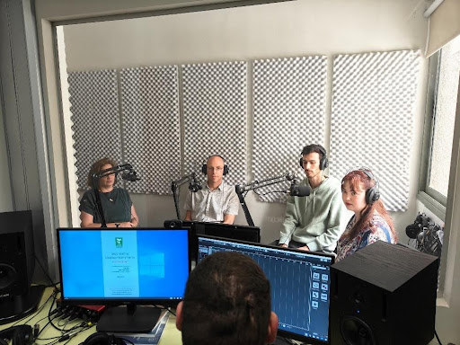 סטודנטים ומרצים מקליטים פודקאסט בחדר הפודקאסטים
