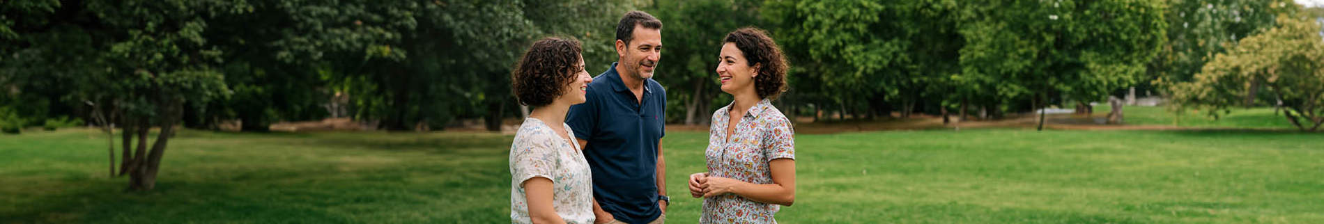 קמפוס סמינר הקיבוצים – סביבה ירוקה עם עצי דקל ופריחה