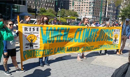 מתוך מחאת האקלים של בני הנוער בניו יורק - מחזיקים שלט