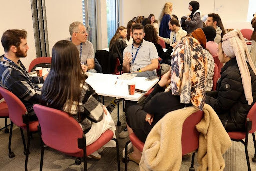 שיעור קבוצתי בתוכנית יוצרים עתיד