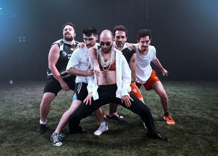 דיקפיק 2 – מתוך הצגה דיקפיק, שחקני כדורגל על הדשא